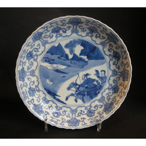 Dish porcelain blue and white decorated with hunting scene - Kangxi period